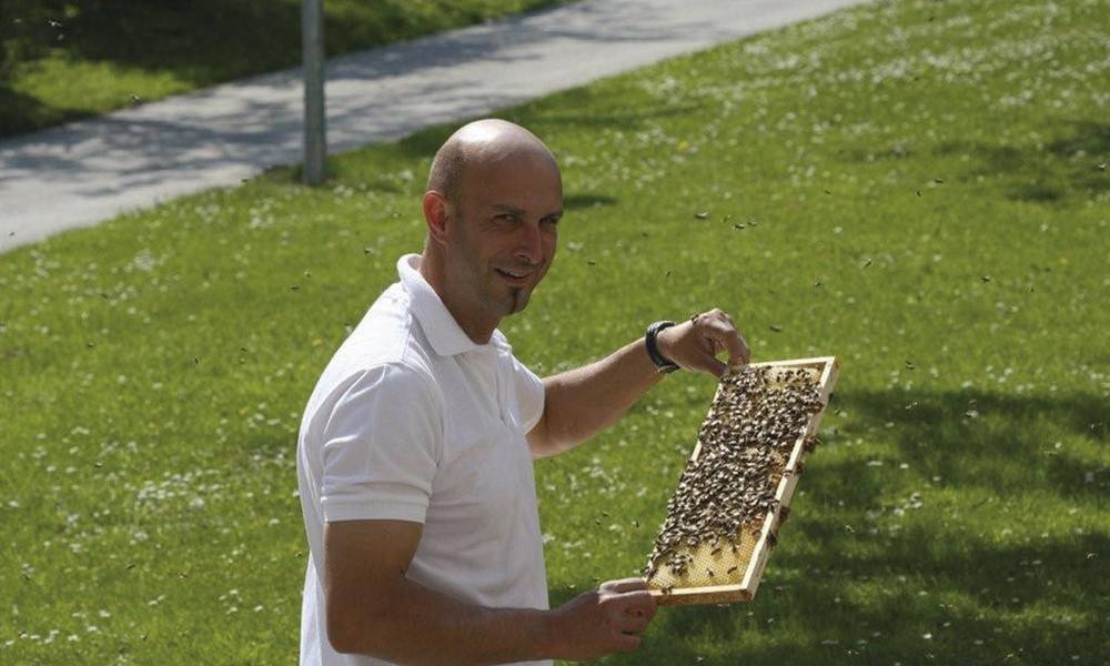 Wolfgang Oberrisser mit Bienen