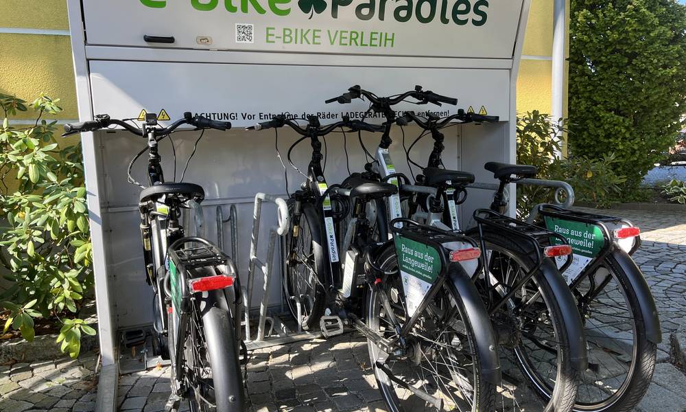 E-Bike Verleihstation vor dem Hotel Schwabenhof