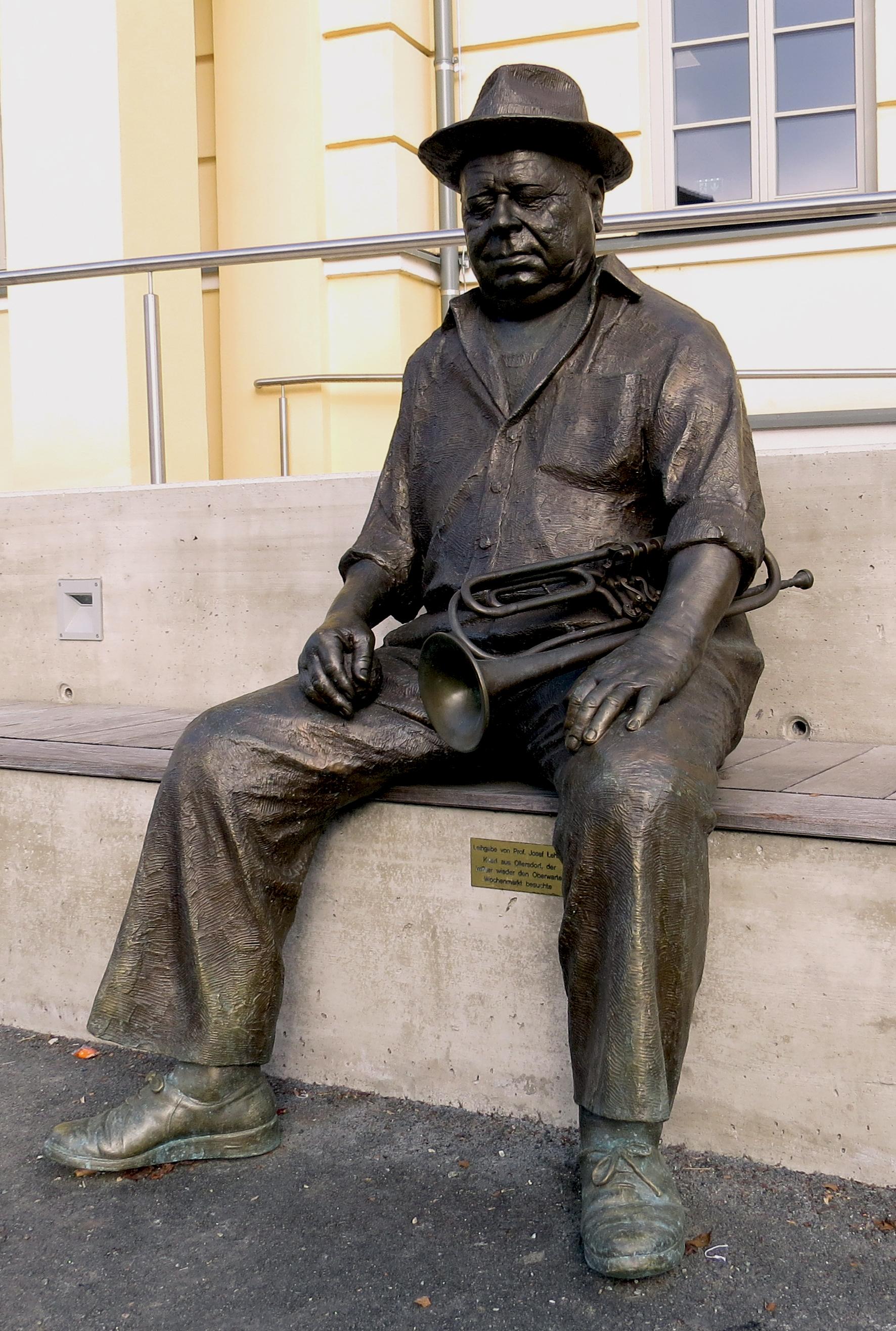 Skulptur "Koarl" vor dem Rathaus